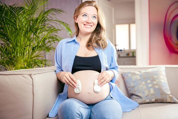 Pregnant Woman Baby Socks Sitting Sofa — Foto de Stock