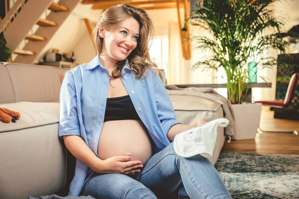 Portrait Pregnant Woman Baby Bib Sitting Floor Smiling — Foto de Stock