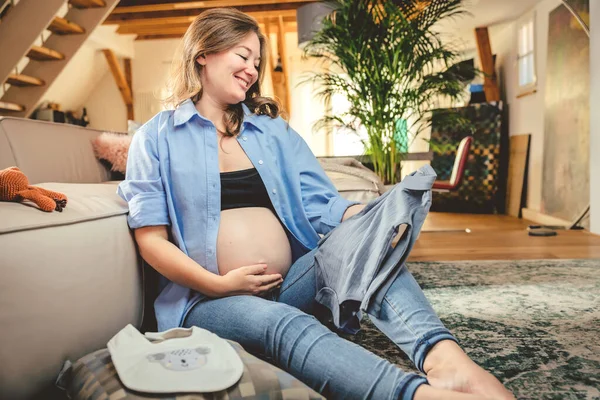 Portrait Pregnant Woman Baby Bodysuit Sitting Floor Smiling — Foto de Stock