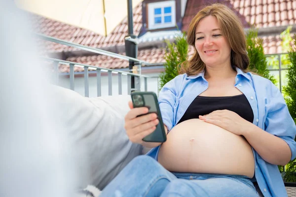 Pregnant Woman Using Mobile Phone — Stockfoto