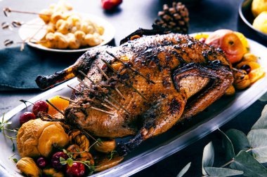 Noel ördeği şenlik masasında servis edilir.