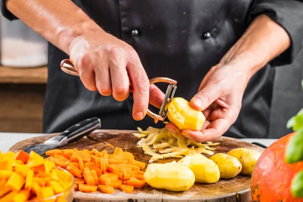 Visão Parcial Chef Preparando Ingredientes Orgânicos Para Sopa Abóbora Saudável — Fotografia de Stock