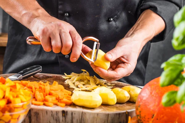 Visão Parcial Chef Preparando Ingredientes Orgânicos Para Sopa Abóbora Saudável — Fotografia de Stock