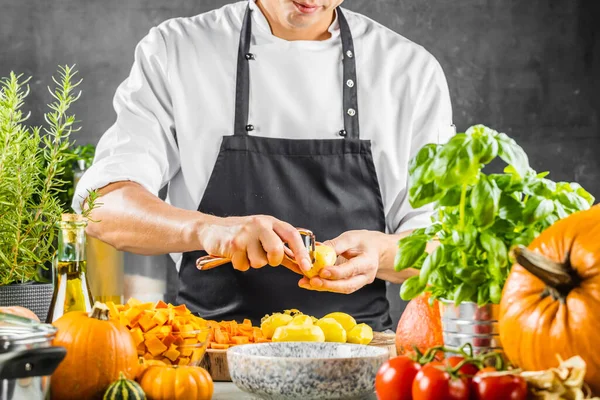 Середня Частина Шеф Кухаря Готує Свіжі Органічні Інгредієнти Гарбузового Супу — стокове фото