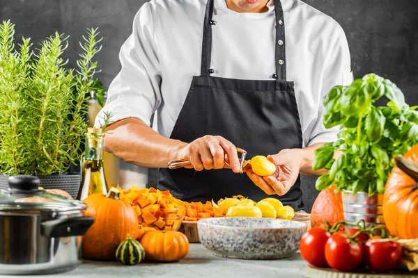 Küchenchef Bereitet Frische Bio Zutaten Für Kürbissuppe — Stockfoto