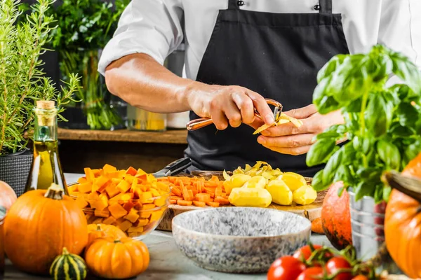 Mitten Kocken Förbereder Färska Ekologiska Ingredienser För Pumpa Soppa — Stockfoto