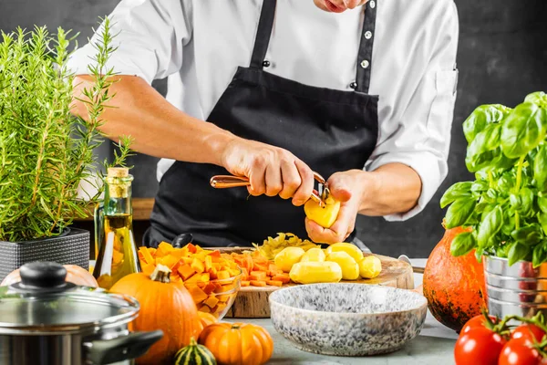 Middendeel Van Chef Kok Bereidt Verse Biologische Ingrediënten Voor Pompoensoep — Stockfoto