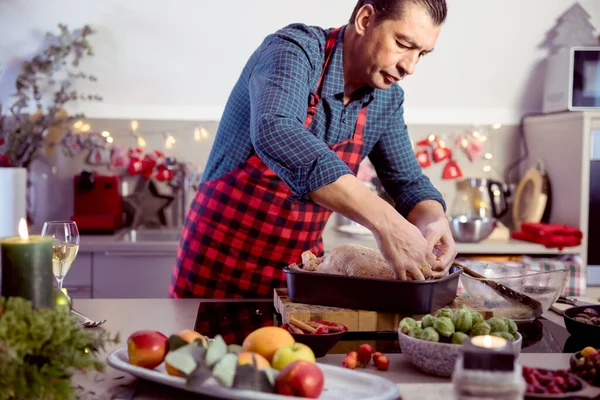 Man Przygotowanie Pyszne Zdrowe Kaczka Boże Narodzenie Domu Kuchnia — Zdjęcie stockowe