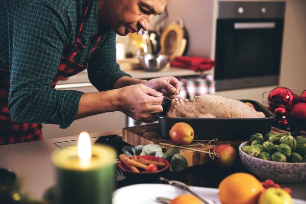 Чоловік Готує Смачну Здорову Різдвяну Качку Домашній Кухні — стокове фото