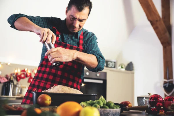 Человек Добавления Специй Приготовления Вкусной Здоровой Пищи Домашней Кухне Рождество — стоковое фото