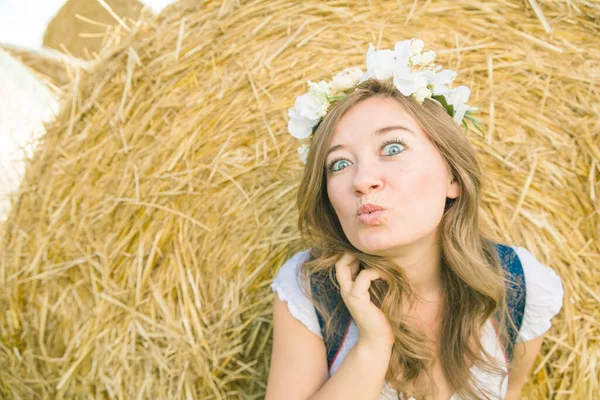 Schöne Frau Einem Traditionellen Bayerischen Dirndl Posiert Auf Einem Heuballen — Stockfoto