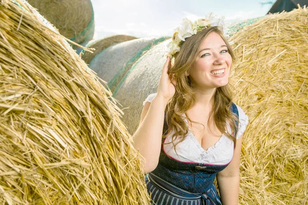 Mooie Vrouw Een Traditionele Bavarian Dirndl Jurk Poseren Een Hooi — Stockfoto