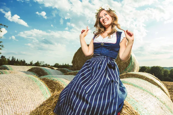 Schöne Frau Einem Traditionellen Bayerischen Dirndl Posiert Auf Einem Heuballen — Stockfoto