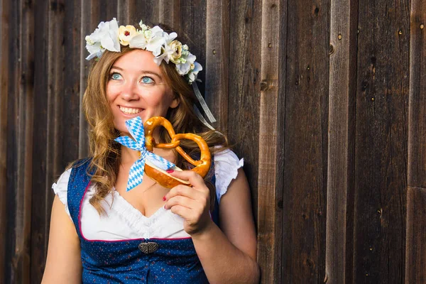 Mooie Vrouw Met Pretzel Een Traditionele Bavarian Dirndl Oktoberfest — Stockfoto