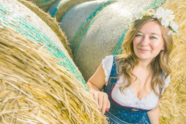 Schöne Frau Einem Traditionellen Bayerischen Dirndl Posiert Auf Einem Heuballen Stockbild