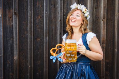 Geleneksel Bavyera Dirndl Oktoberfest 'inde güzel bir kadın.