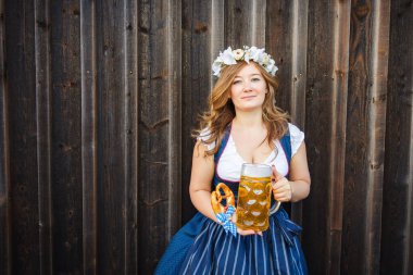 Geleneksel Bavyera Dirndl Oktoberfest 'inde güzel bir kadın.
