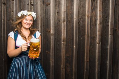 Geleneksel Bavyera Dirndl Oktoberfest 'inde güzel bir kadın.