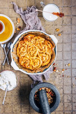 Elmalı tarçın ruloları, sonbahar pişirme konsepti
