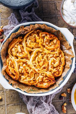 Elmalı tarçın ruloları, sonbahar pişirme konsepti