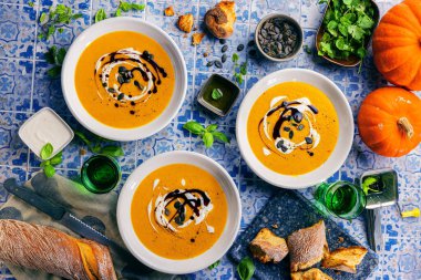 Kabak tohumları ve kızarmış ekmeklerle dolu bir kabak çorbası. Sonbahar yemeği..
