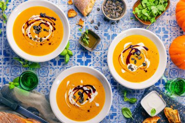 Kabak tohumları ve kızarmış ekmeklerle dolu bir kabak çorbası. Sonbahar yemeği..