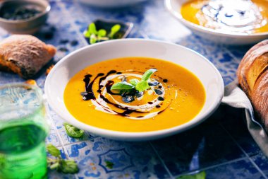 Kabak tohumları ve kızarmış ekmeklerle dolu bir kabak çorbası. Sonbahar yemeği..
