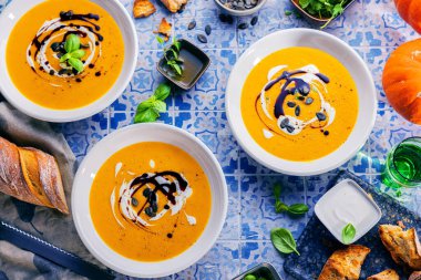 Kabak tohumları ve kızarmış ekmeklerle dolu bir kabak çorbası. Sonbahar yemeği..