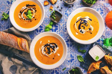 Kabak tohumları ve kızarmış ekmeklerle dolu bir kabak çorbası. Sonbahar yemeği..