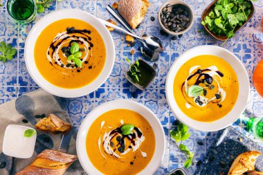 Kabak tohumları ve kızarmış ekmeklerle dolu bir kabak çorbası. Sonbahar yemeği..