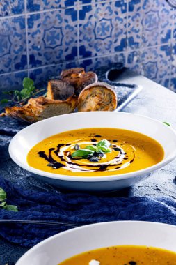 Kabak tohumları ve kızarmış ekmeklerle dolu bir kabak çorbası. Sonbahar yemeği..