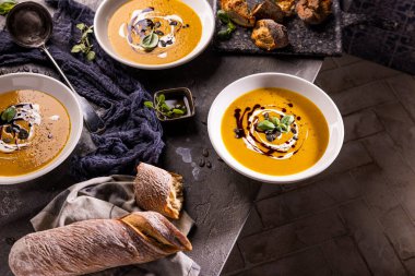 Kabak tohumları ve kızarmış ekmeklerle dolu bir kabak çorbası. Sonbahar yemeği..