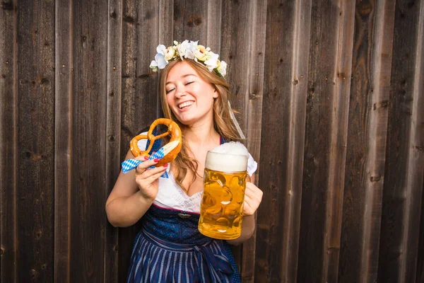 Piękna Kobieta Tradycyjnym Bawarii Dirndl Oktoberfest — Zdjęcie stockowe