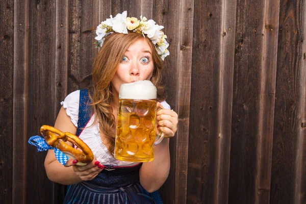 Geleneksel Bavyera Dirndl Oktoberfest Inde Güzel Bir Kadın — Stok fotoğraf