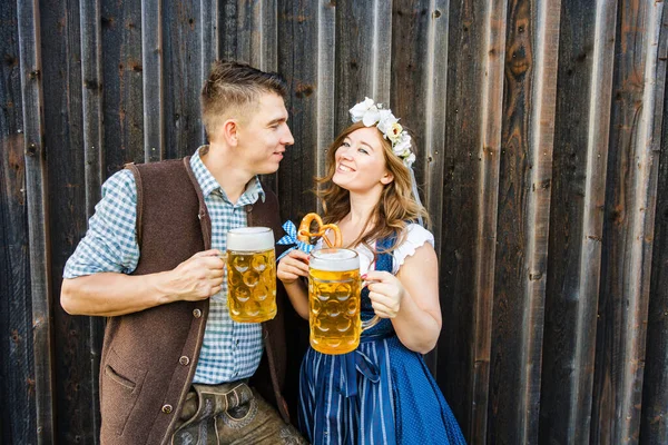 Mladá Žena Muž Pivními Brýlemi Preclíky Dřevěném Pozadí Koncept Oktoberfestu — Stock fotografie