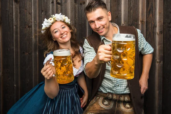 Jovem Mulher Homem Com Copos Cerveja Fundo Madeira Conceito Oktoberfest — Fotografia de Stock