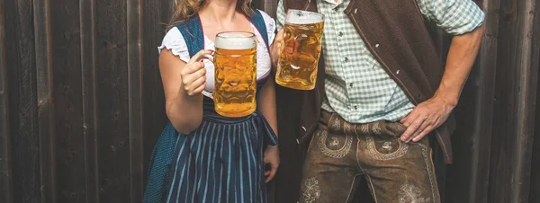 Zugeschnittenes Foto Einer Jungen Frau Und Eines Mannes Mit Biergläsern — Stockfoto