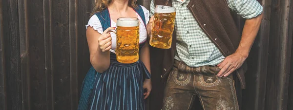 Foto Recortada Mulher Jovem Homem Com Copos Cerveja Fundo Madeira — Fotografia de Stock