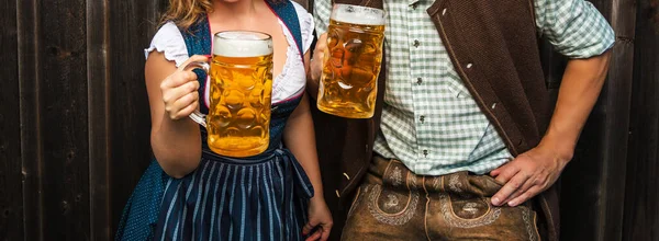 Foto Recortada Mulher Jovem Homem Com Copos Cerveja Fundo Madeira — Fotografia de Stock