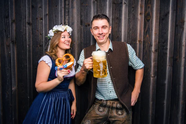 Mladá Žena Muž Pivem Preclíkem Dřevěném Pozadí Koncept Oktoberfestu — Stock fotografie