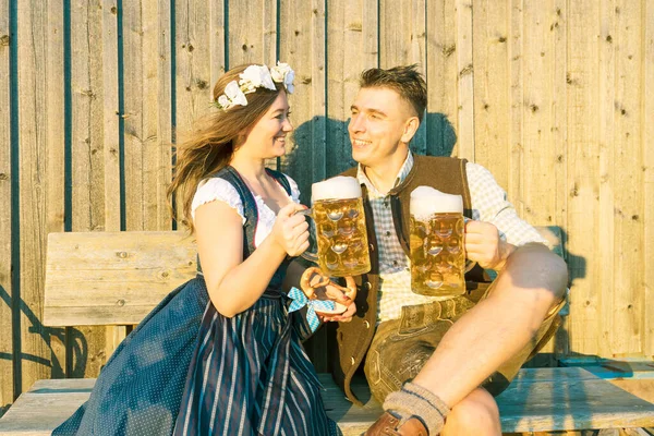 Mujer Joven Hombre Con Vasos Cerveza Pretzel Sobre Fondo Madera —  Fotos de Stock