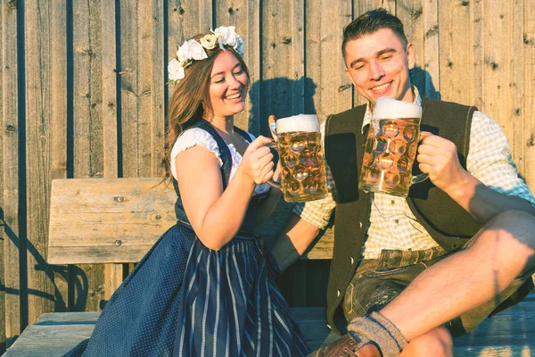 Mladá Žena Muž Pivními Brýlemi Preclíky Dřevěném Pozadí Koncept Oktoberfestu — Stock fotografie