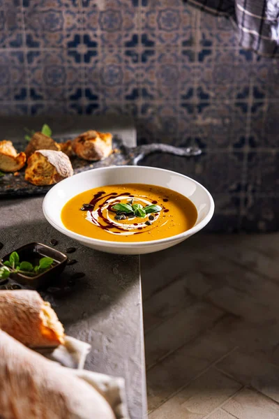 Kürbissuppe Einer Schüssel Mit Kürbiskernen Und Croutons Herbstdinner Stockfoto