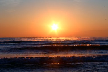 Denizde gün doğumu