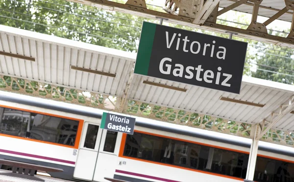 Yön tabelası ile tren istasyonu — Stok fotoğraf