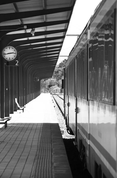 Järnvägsstationsplattform — Stockfoto