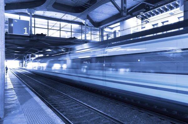 Railway station with train in movement. — Stock Photo, Image