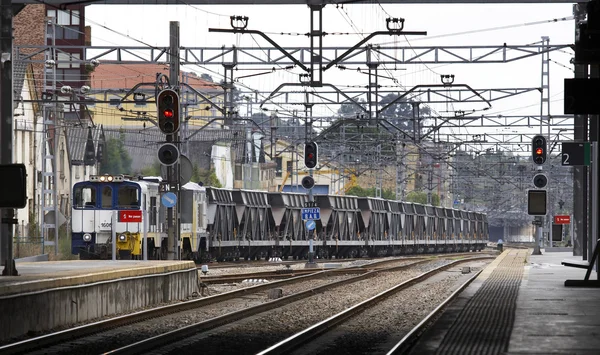 Estación ferroviaria con tren de mercancías — Foto de Stock