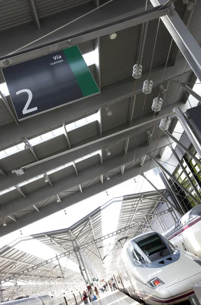 Plataforma de señalización ferroviaria 2 con tren de alta velocidad —  Fotos de Stock