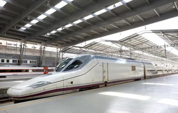 Plataforma de la estación ferroviaria con un tren de alta velocidad —  Fotos de Stock